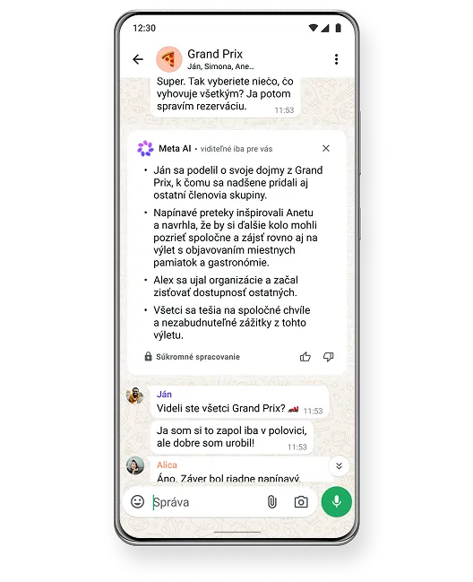 Smartfón so skupinovým chatom s názvom „Fanúšikovia“, v ktorom vidieť správy o Grand Prix, mená účastníkov, emodži a tlačidlo odoslania.