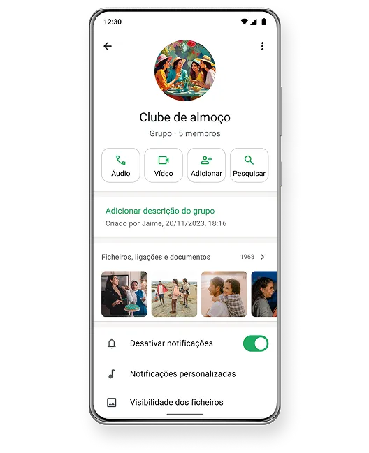 Ecrã de smartphone a mostrar uma conversa de grupo chamada "Clube dos almoços" com 5 membros, botões para chamadas e pesquisa, e as notificações desativadas.